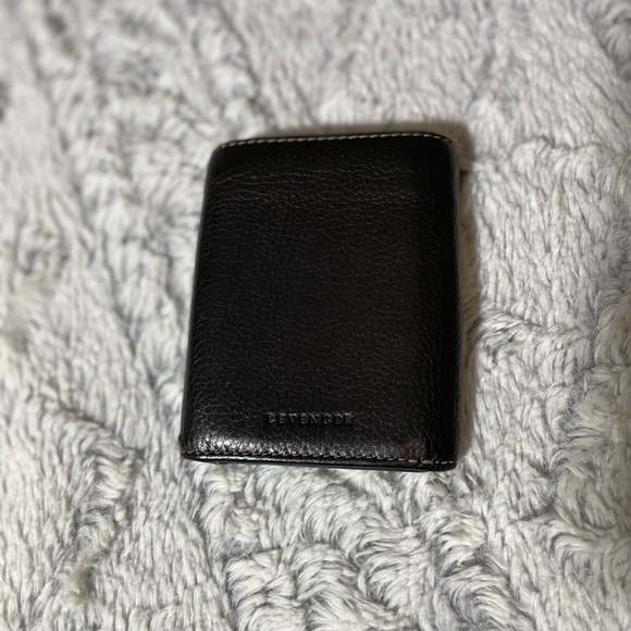 LEVENGER men’s dark brown leather bifold wallet